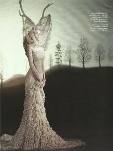 vogue russia 12 2006 doini tabbers 2.jpg