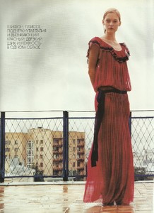 elle russia december 2003 vika zuban 15.jpg