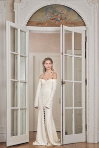 Danielle-Frankel-003-bridal-spring-2019-vogue-pr.thumb.jpg.fcbc430a6f74e193641531e3287ce1a8.jpg