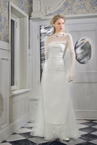 Danielle-Frankel-011-bridal-spring-2019-vogue-pr.thumb.jpg.beb389f89891dc06ec7717764d191fb9.jpg