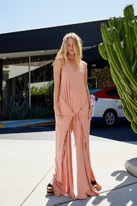 Free-People-Summer-2018-Style-Guide04.thumb.jpg.28c3c8c390a47249c3111db5c276e406.jpg