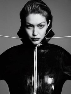 Gigi-Hadid-Vogue-Cover-Shoot06.thumb.jpg.7e4e8c5b74698007ccc76a933ec9d0ff.jpg