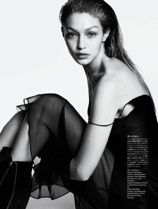 Gigi-Hadid-Vogue-Cover-Shoot07.thumb.jpg.bcfe6aed197c6f66a2606d2a59299078.jpg