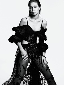 Gigi-Hadid-Vogue-Cover-Shoot08.thumb.jpg.8ff22e4ea61179231e31bf9d3fd6a9ca.jpg