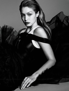 Gigi-Hadid-Vogue-Cover-Shoot10.thumb.jpg.863d81266c09cb26be98bf99271cc40e.jpg