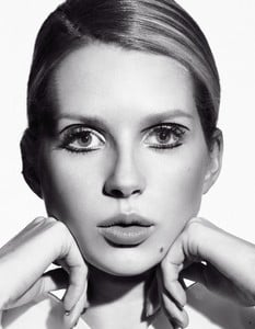 Lottie-Moss-Makeup03.thumb.jpg.4073f94ba723e36575f9682c49ee18a1.jpg