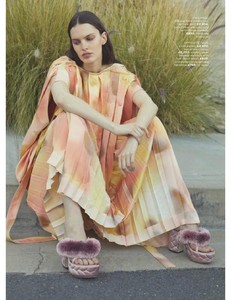 Marie_Claire_UK_-_May_2018-page-005.jpg