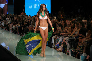 Miami-Fashion-Week-164.thumb.jpg.709b186961b811279d70d90bab8519a1.jpg