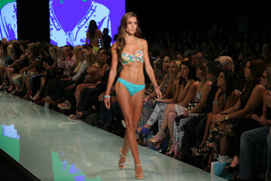 Miami-Fashion-Week-212.thumb.jpg.37b2a26644750cdee9bfb22fb1f20099.jpg