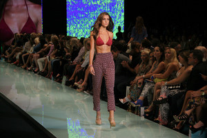 Miami-Fashion-Week-236.thumb.jpg.696280c4b5409e43296073c406970578.jpg