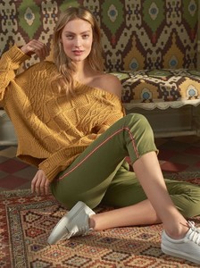 Nili-Lotan-Dakota-Sweater.thumb.jpg.891df6597a59eed74123b5e2479e7356.jpg