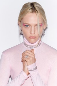 Sasha-Pivovarova-Messika-Jewelry42121.thumb.jpg.3fd7a9c4013625c8d89a11eed4e13a68.jpg