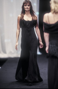 alberta-ferretti-fw-1993-12.thumb.jpg.7e268b01b8da451d0ae442b9863eeb1e.jpg