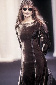 alberta-ferretti-fw-1993-2.thumb.jpg.7661b995e3ed4db7a498eb215d1b1064.jpg