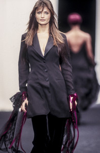 alberta-ferretti-fw-1993-5.thumb.jpg.7a90a97fe62dbae9ef796f2999354815.jpg