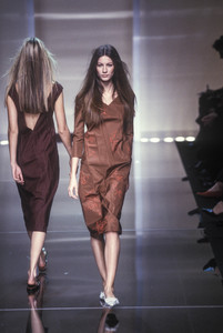 alberta-ferretti-ss-1999-2.thumb.jpg.cfcbf1258e7c6c4903b157d24af551a2.jpg