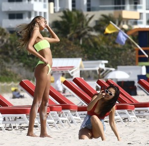 alina-baikova-in-bikini-tanning-with-friends-in-miami-04-01-2018-3.jpg