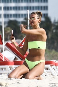 alina-baikova-in-bikini-tanning-with-friends-in-miami-04-01-2018-4.jpg