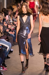 altuzarra-rs18-0388.thumb.jpg.19d8d8c3d3b268c6d2f19d9cce7085ce.jpg