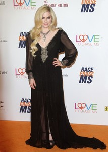 avril-lavigne-2018-race-to-erase-ms-gala-in-beverly-hills-6.jpg