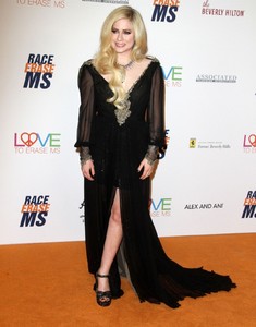 avril-lavigne-2018-race-to-erase-ms-gala-in-beverly-hills-9.jpg