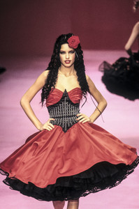 betsey-johnson-ss-1999-2.thumb.jpg.5deb2b813d4c067bf1cb9e45b3d44a6a.jpg