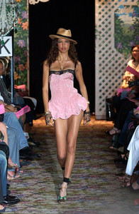 betsey-johnson-ss-2002-1.thumb.jpg.3997c0a4ec8cffb4644e3e2c0375491e.jpg