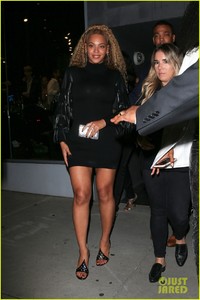 beyonce-kelly-rowland-step-out-for-dundasworld-store-opening-04.jpg