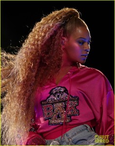 beyonce-slays-the-stage-during-coachella-weekend-2-performance-02.thumb.jpg.d26c01f33f39e07e63d58a08d246bd11.jpg