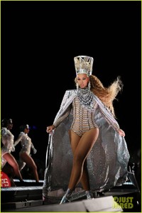 beyonce-slays-the-stage-during-coachella-weekend-2-performance-03.thumb.jpg.c5f6eb385099e307d63f08a812c6efb7.jpg