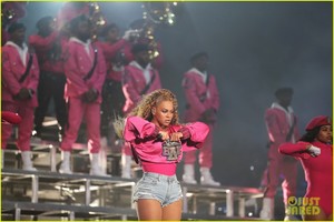 beyonce-slays-the-stage-during-coachella-weekend-2-performance-04.thumb.jpg.7b76c57ee4c711bf64da98a49a962e7b.jpg