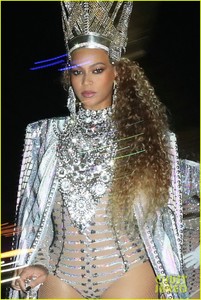 beyonce-slays-the-stage-during-coachella-weekend-2-performance-05.thumb.jpg.d1ab41d916438f5a870136751190e3ce.jpg