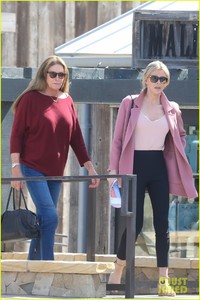 caitlyn-jenner-sophia-hutchins-malibu-april-2018-01.jpg