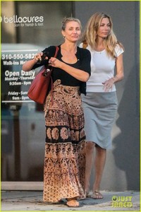 cameron-diaz-gets-her-nails-done-after-announcing-retirement-05.jpg