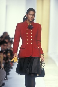 chanel-fw-1988-1.thumb.jpg.0e0564a98273f71230f6073907d85a06.jpg