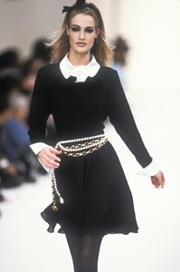 chanel-fw-1991-3.thumb.jpg.ad969baf1faddcbb9c5bb94bd5d96642.jpg