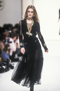 chanel-fw-1991-4.thumb.jpg.4a0841c979a09bdd60c2b60b640c1085.jpg