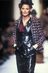 chanel-fw-1992-1.thumb.jpg.62b6ef1fc10e78dfd64ce3fef3c1ecaa.jpg