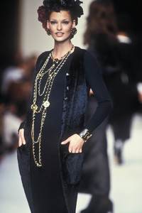 chanel-fw-1992-3.thumb.jpg.0037bf9cca0ca2cfb593487fd64a174d.jpg