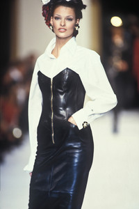 chanel-fw-1992-4.thumb.jpg.77ee2c02dd2ced9505370962b6e768e0.jpg