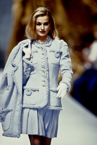 chanel-hc-fw-1991-1.thumb.jpg.71641f18b212514ea58ed07ca50e23da.jpg