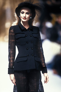 chanel-hc-fw-1991-8.thumb.jpg.3cf9abcf0209d45d57e3f89b40b6603c.jpg