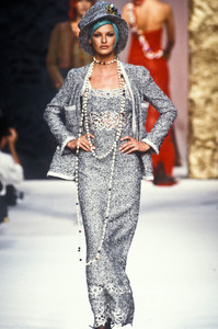 chanel-hc-fw-1992-10.thumb.jpg.74bccb64126e05075bd3a345823df93e.jpg