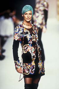 chanel-hc-fw-1992-12.thumb.jpg.16bcaede1a9ceaeeb734ae1445769733.jpg