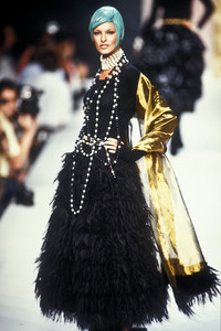 chanel-hc-fw-1992-14.thumb.jpg.74b789a502633c27068f7ac93570334d.jpg