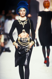 chanel-hc-fw-1992-15.thumb.jpg.ce1962a623a4d5cf4f38dec4dbf4217d.jpg