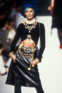 chanel-hc-fw-1992-16.thumb.jpg.32c60a7a6063c4397cfabf4b20892989.jpg