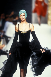 chanel-hc-fw-1992-2.thumb.jpg.f0a21c6143b7fde6818ad07f01abae8c.jpg