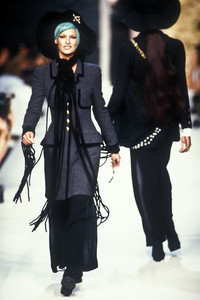 chanel-hc-fw-1992-7.thumb.jpg.85e0e6b219fdce06f9de2de33808f0d5.jpg