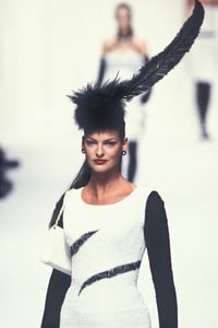 chanel-hc-fw-1994-10.thumb.jpg.40717aaca00055ea492e4eda419b1069.jpg